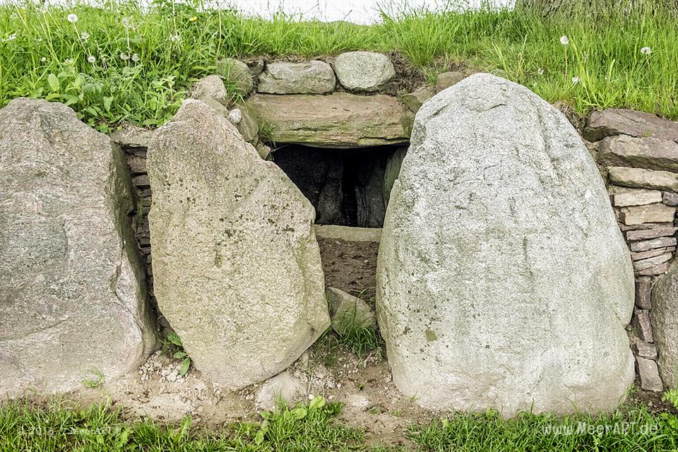 Langgrab mit drei Grabkammern (Dolmen) bei Waabs/Karlsminde // Foto: MeerART