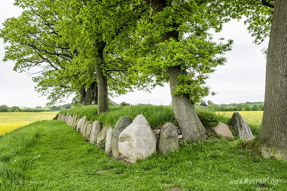 Langgrab mit drei Grabkammern (Dolmen) bei Waabs/Karlsminde // Foto: MeerART