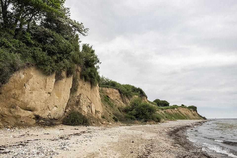 Steilküste an einem Strandabschnitt an der Ostsee bei Waabs // Foto: MeerART