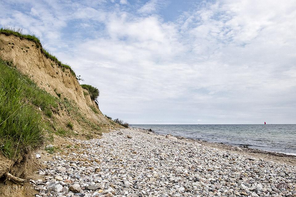 Steilküste an einem Strandabschnitt an der Ostsee bei Waabs // Foto: MeerART