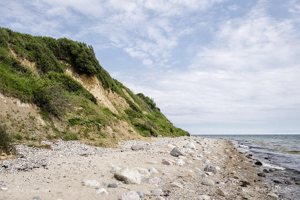 Steilküste an einem Strandabschnitt an der Ostsee bei Waabs // Foto: MeerART