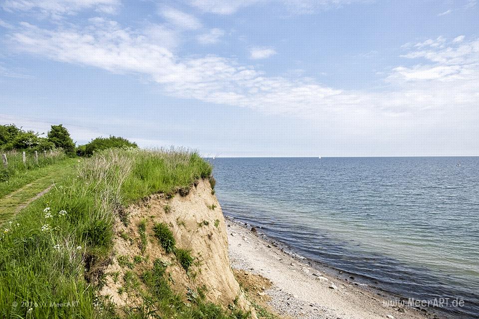Steilküste an einem Strandabschnitt an der Ostsee bei Waabs // Foto: MeerART
