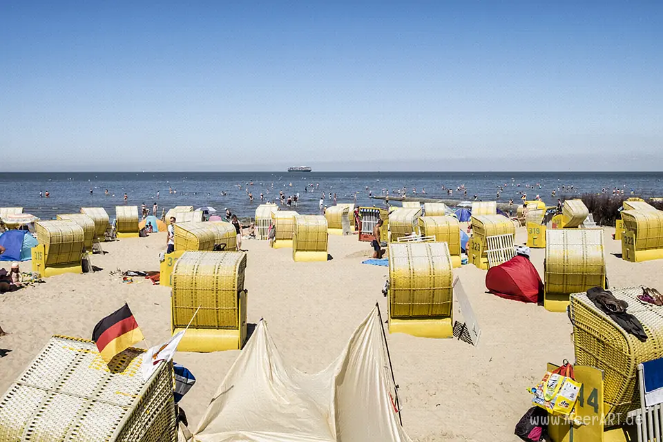 Hauptsaison an der Nordseeküste im Nordseeheilbad Cuxhaven-Duhnen // Foto: MeerART