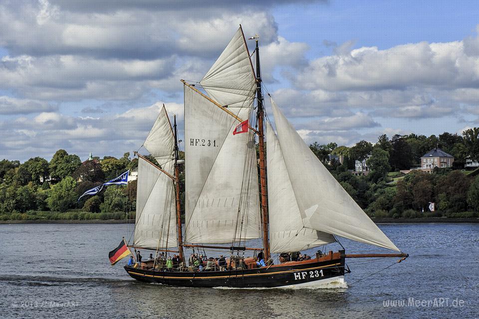 Der Hochseekutter "LANDRATH KÜSTER, H.F. 231“ auf der Elbe bei Övelgönne // Foto: MeerART / Ralph Kerpa