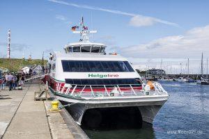 Der „HALUNDER JET“ im Hafen der Hochseeinsel Helgoland // Foto: MeerART