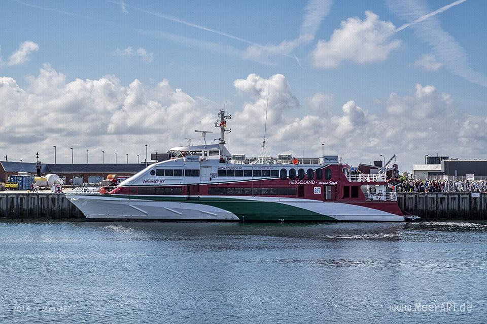 Der „HALUNDER JET“ im Hafen der Hochseeinsel Helgoland // Foto: MeerART