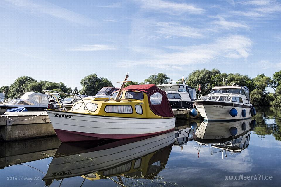 Motorboote im Yachthafen an der Dove-Elbe bei Moorfleet // Foto: MeerART