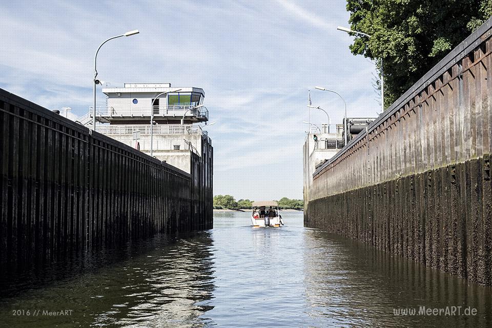 Die Tatenberger Schleuse an der Dove-Elbe bei Moorfleet // Foto: MeerART