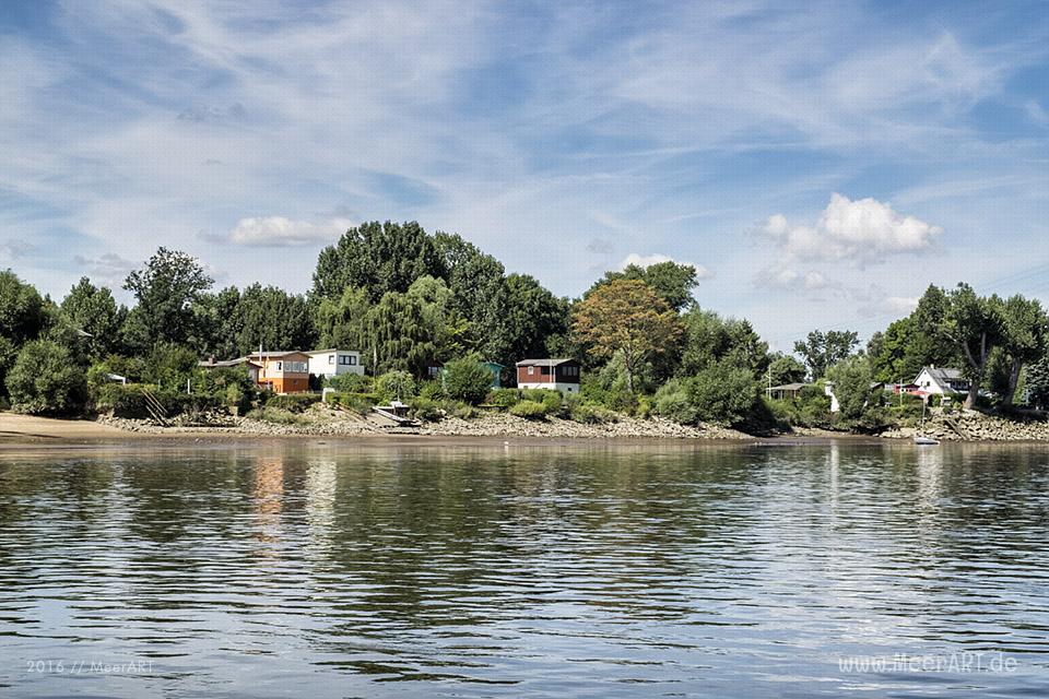 Kleine Ferien- und Wochenendhäuser direkt an der Elbe in Over // Foto: MeerART