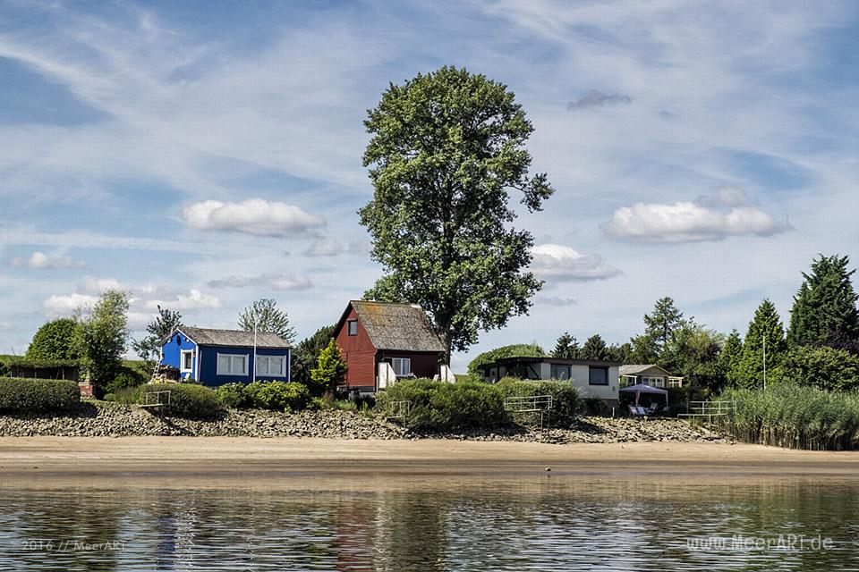 Kleine Ferien- und Wochenendhäuser direkt an der Elbe in Over // Foto: MeerART