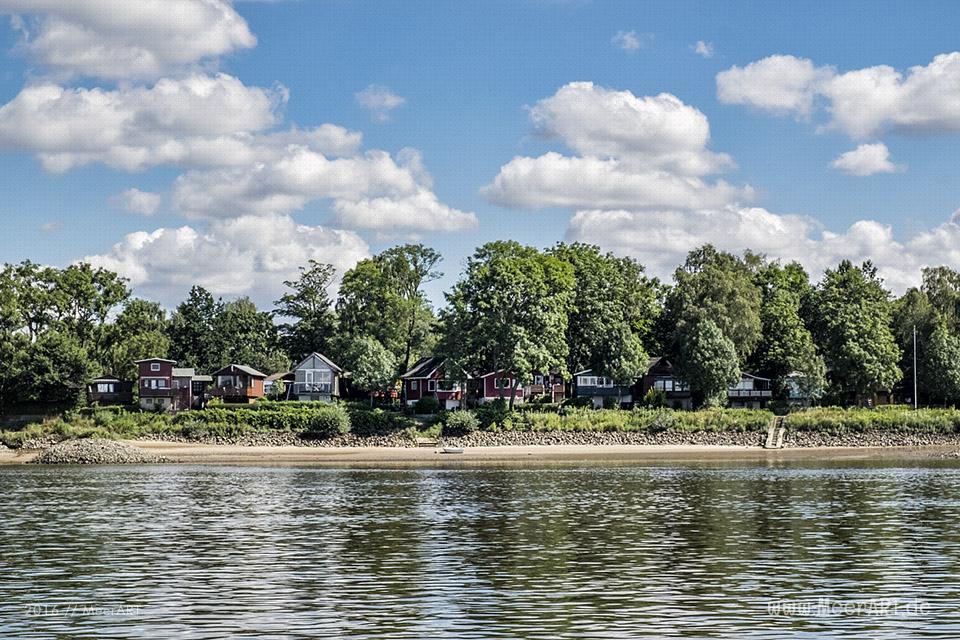 Kleine Ferien- und Wochenendhäuser direkt an der Elbe in Over // Foto: MeerART
