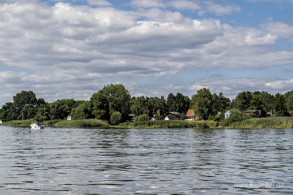 Kleine Ferien- und Wochenendhäuser direkt an der Elbe in Overwerder // Foto: MeerART