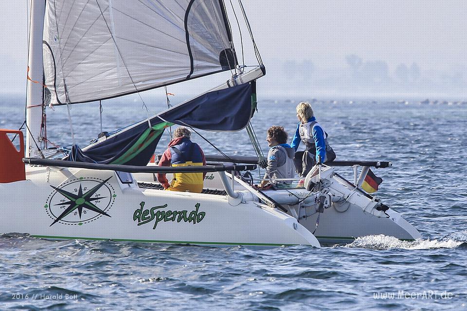 Der Katamarn "Desperado" auf der Ostsee bei Burgtiefe vor Fehmarn // Foto: Harald Bott