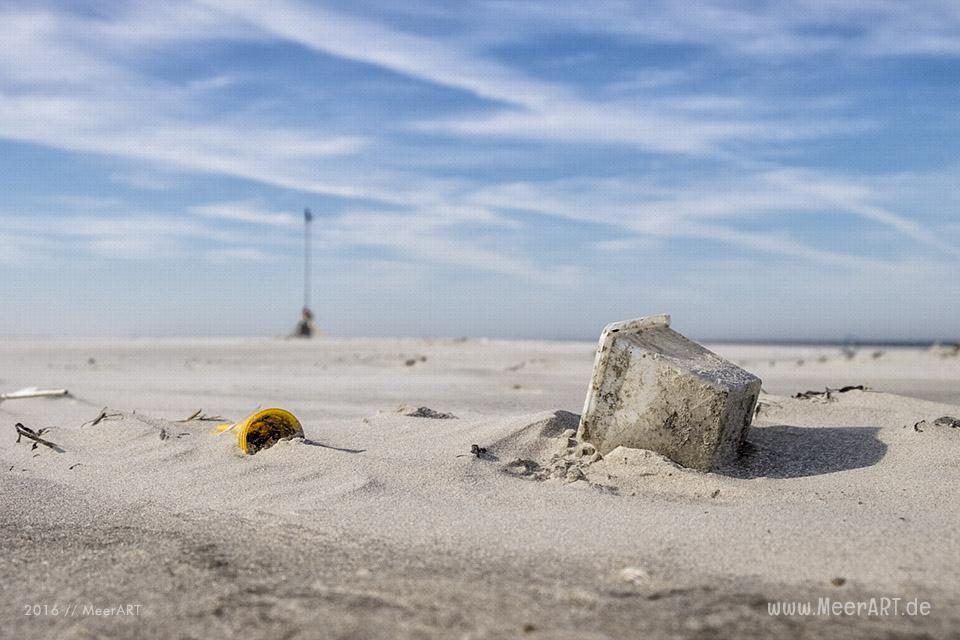 Angespülter Müll auf der Sandbank vor Westerhever // Foto: MeerART