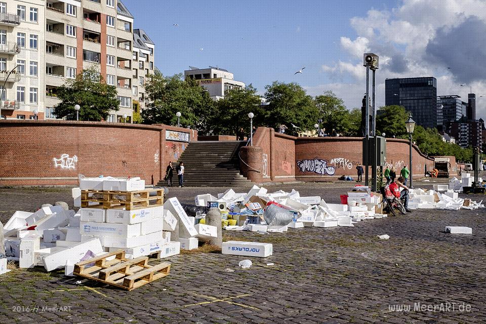 Jede Menge Müll auf dem Platz vor den Fischauktionshallen nach dem Hamburger FischmJede Menge Müll auf dem Platz vor den Fischauktionshallen nach dem Hamburger Fischmarkt // Foto: MeerARTarkt // Foto: MeerART