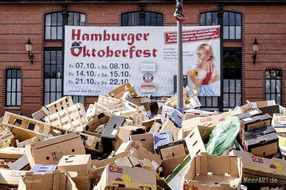 Jede Menge Müll auf dem Platz vor den Fischauktionshallen nach dem Hamburger Fischmarkt // Foto: MeerART