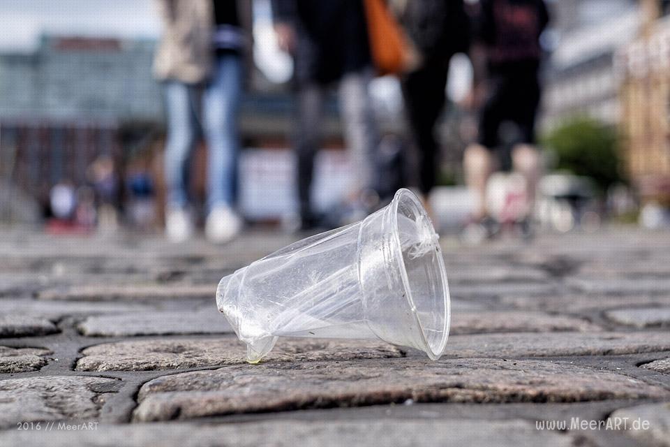 Jede Menge Müll auf dem Platz vor den Fischauktionshallen nach dem Hamburger Fischmarkt // Foto: MeerART