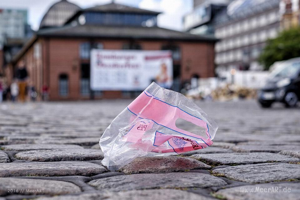 Jede Menge Müll auf dem Platz vor den Fischauktionshallen nach dem Hamburger Fischmarkt // Foto: MeerART