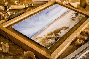 Fotoabzug unter Acrylglas mit einer Schattenfuge aus Buche // Foto: MeerART