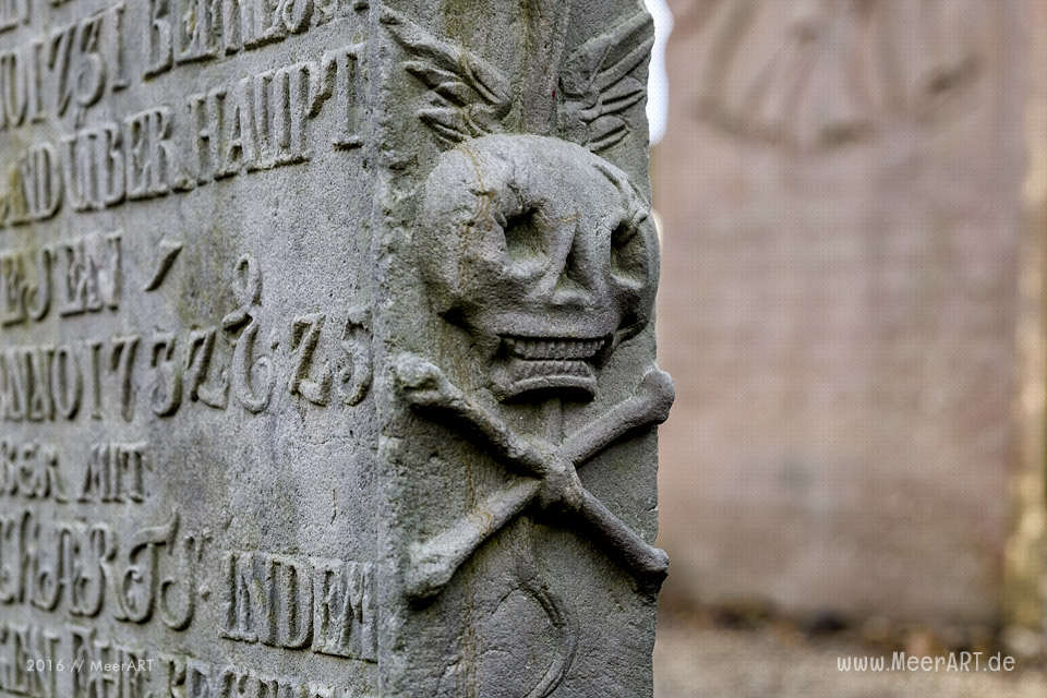 Die sprechenden Steine von Amrum auf dem Friedhof in Nebel // Foto: MeerART