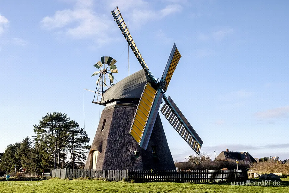 Die denkmalgeschützte Windmühle in Nebel auf der Insel Amrum // Foto: MeerART