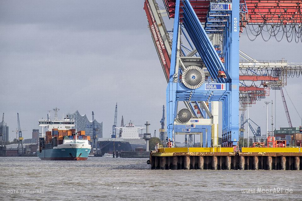 Blick auf das Containerterminal BURCHARDKAI im Hamburger Hafen // Foto: MeerART