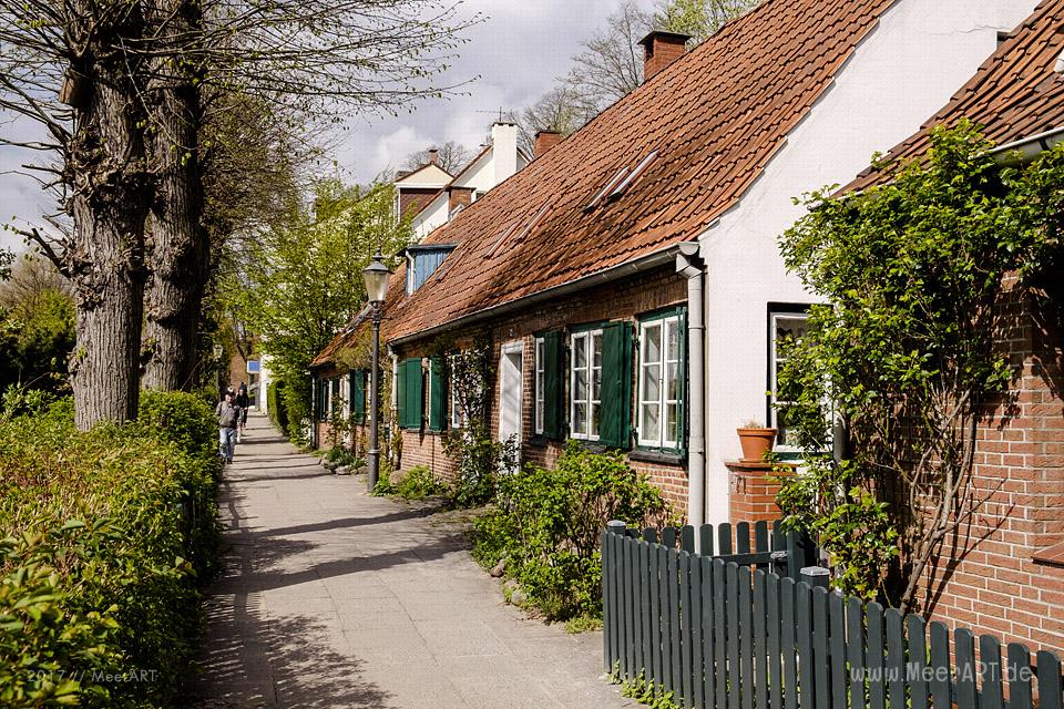 Ein schmaler Fußweg mit idyllisch gelegenen Wohnhäusern an der Elbe // Foto: MeerART