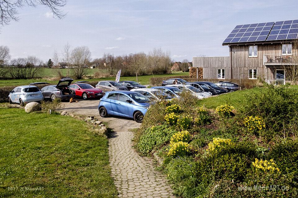 Treffen von Begeisterten für Elektromobilität bei Janbeck*s FAIRhaus // Foto: MeerART