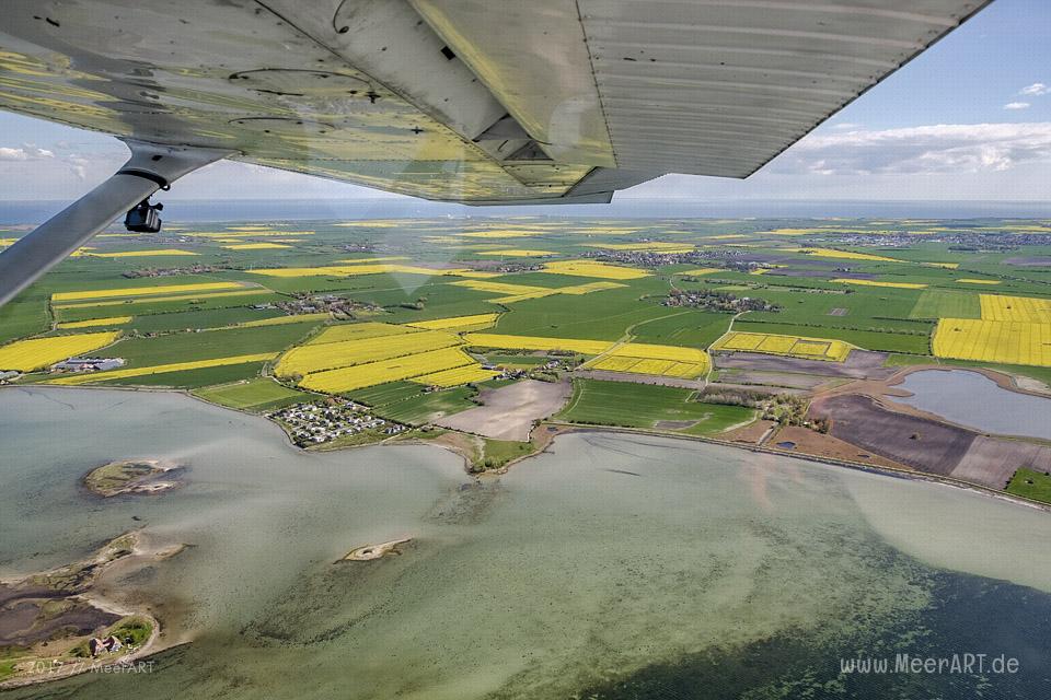 Rundflug mit Klaus Skerra von Fehmarn Air über die schöne Sonneninsel // Foto: MeerART