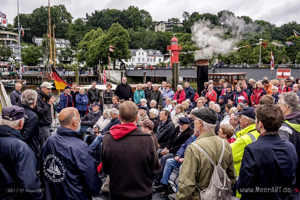Veranstaltung zur Wiederinbetriebnahme der Dampfbarkasse OTTO LAUFFER im Museumshafen Oevelgönne // Foto: MeerART