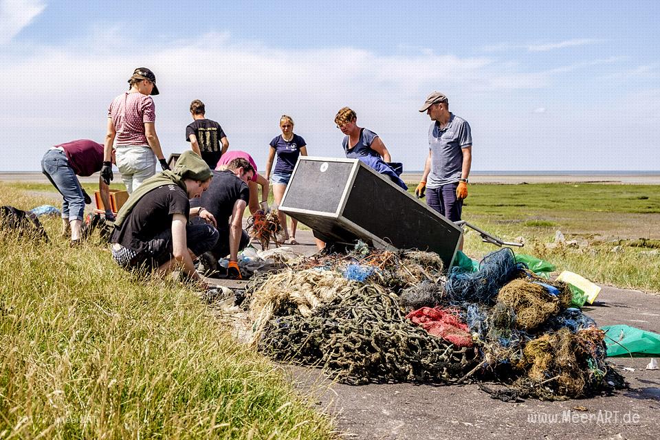 Müllsammelaktion beim Nordfriesland Daag am 14.07.2017 in Westerhever zwischen Stufhusen und der Lammerswarft // Foto: MeerART / R. Kerpa