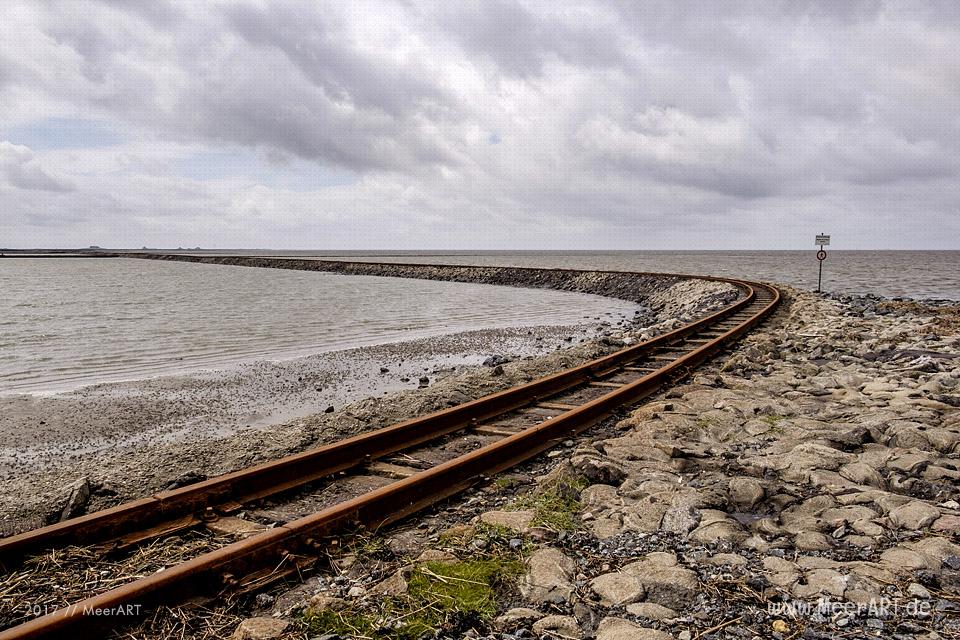 Lüttmoorsiel mit dem Lorendamm der Halligbahn nach Nordstrandischmoor // Foto: MeerART / Ralph Kerpa