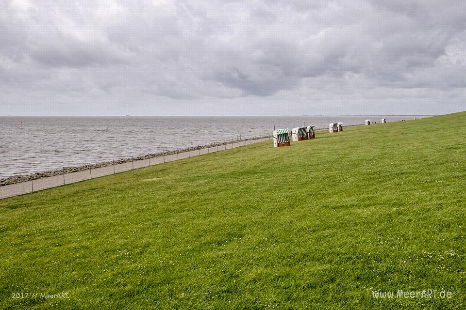 Lüttmoorsiel mit dem Lorendamm der Halligbahn nach Nordstrandischmoor // Foto: MeerART