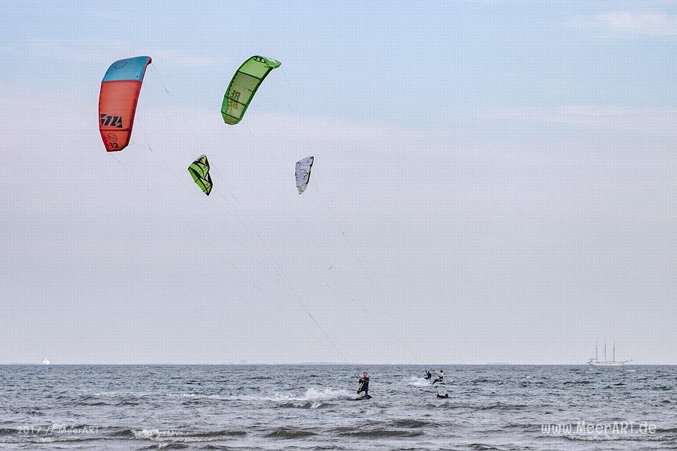 Kitesurfer an den Hotspots der Ostseeinsel Fehmarn // Foto: MeerART / Ralph Kerpa