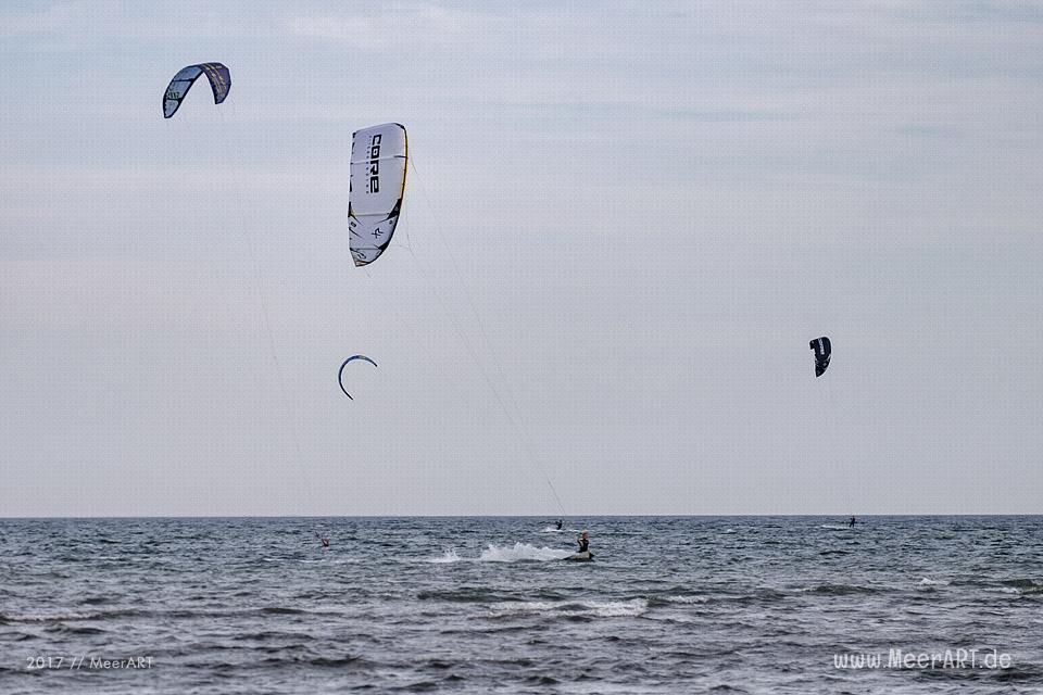 Kitesurfer an den Hotspots der Ostseeinsel Fehmarn // Foto: MeerART / Ralph Kerpa