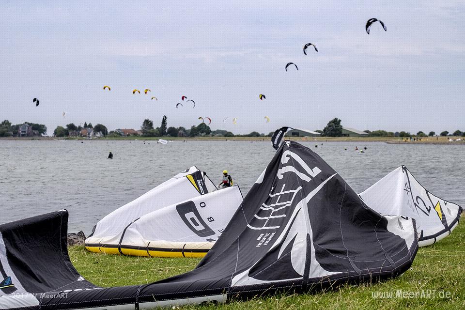 Kitesurfer an den Hotspots der Ostseeinsel Fehmarn // Foto: MeerART / Ralph Kerpa