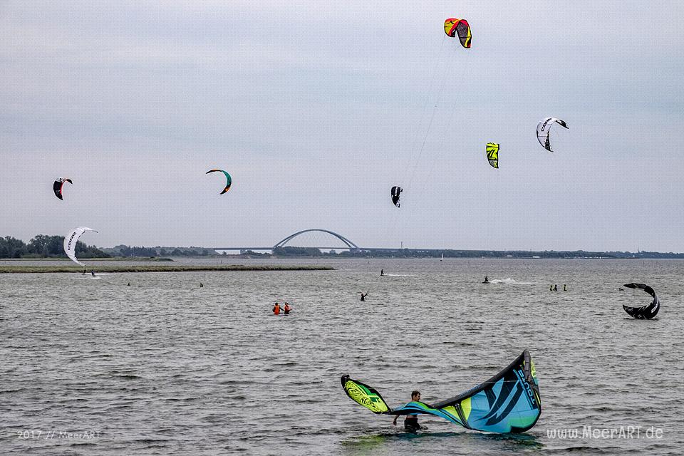 Kitesurfer an den Hotspots der Ostseeinsel Fehmarn // Foto: MeerART / Ralph Kerpa