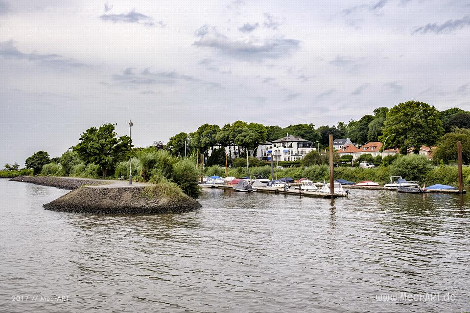 Dem Hans-Leip-Ufer entlang von Hamburg Oevelgönne zum Yachthafen Teufelsbrück // Foto: MeerART / Ralph Kerpa