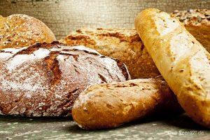 Unterschiedliche Brotsorten die für einen Brotauflauf verwendet werden können // Foto: Ralph Kerpa