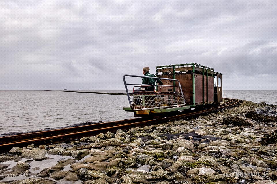 Lüttmoorsiel ein wunderschönes Naturschutzgebiet und die Halligbahn nach Nordstrandischmoor // Foto: MeerART / Ralph Kerpa