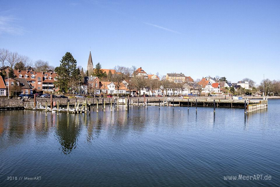 Ein sonniger Wintertag an der Ostsee in Eckernförde // Foto: MeerART / Ralph Kerpa