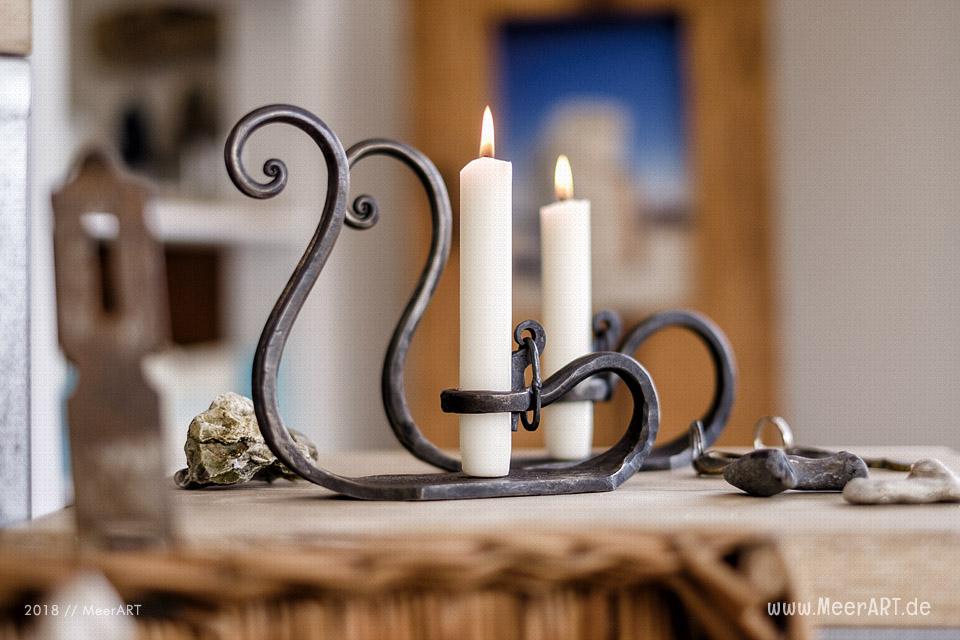 Das Atelier „MeerART / För to Huus“ in Langenhorn (Nordfriesland) mit handgefertigten Wohnaccessoires und Rahmen mit maritimen Motiven / Kerzenständer von Falko Drochner // Foto: MeerART/Ralph Kerpa