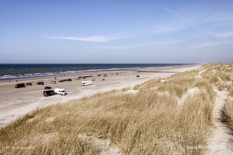 Ein sonniger Frühlingstag in Vejers Strand an der dänischen Nordseeküste // Foto: MeerART / Ralph Kerpa