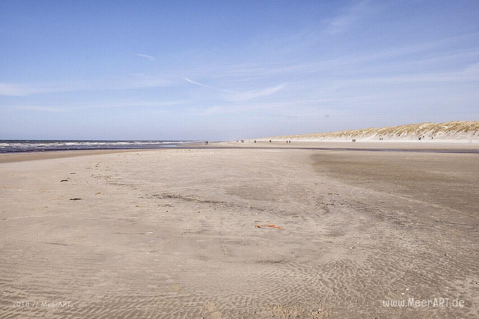 Ein sonniger Frühlingstag in Vejers Strand an der dänischen Nordseeküste // Foto: MeerART / Ralph Kerpa