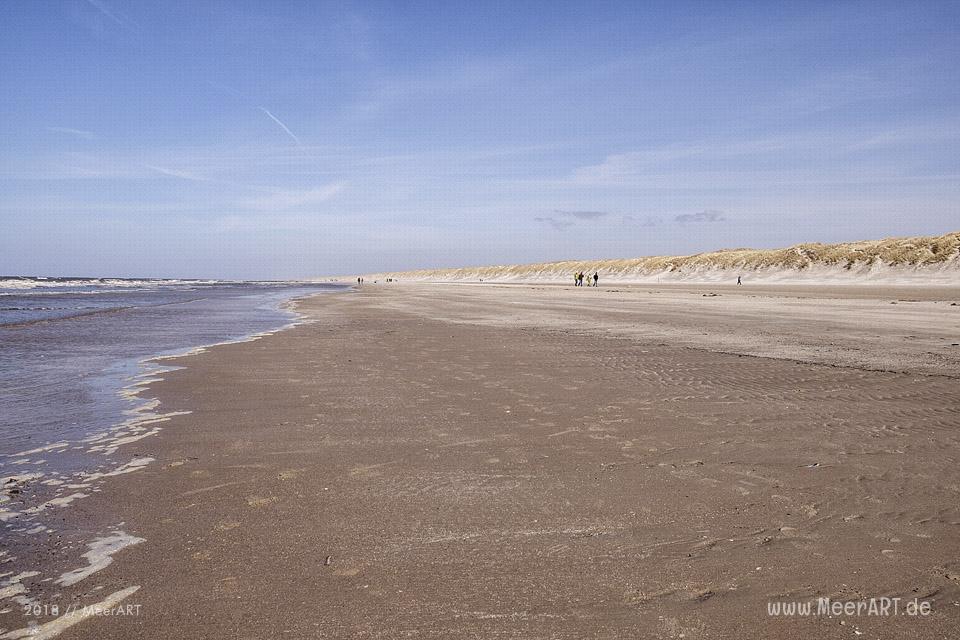 Ein sonniger Frühlingstag in Vejers Strand an der dänischen Nordseeküste // Foto: MeerART / Ralph Kerpa