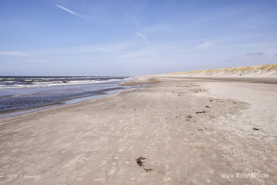 Ein sonniger Frühlingstag in Vejers Strand an der dänischen Nordseeküste // Foto: MeerART / Ralph Kerpa
