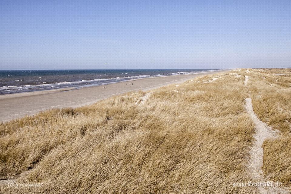Ein sonniger Frühlingstag in Vejers Strand an der dänischen Nordseeküste // Foto: MeerART / Ralph Kerpa