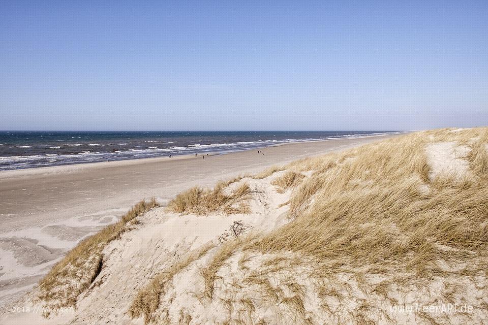 Ein sonniger Frühlingstag in Vejers Strand an der dänischen Nordseeküste // Foto: MeerART / Ralph Kerpa