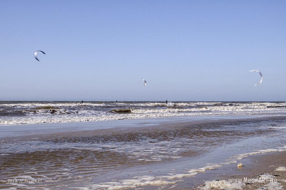Ein sonniger Frühlingstag in Vejers Strand an der dänischen Nordseeküste // Foto: MeerART