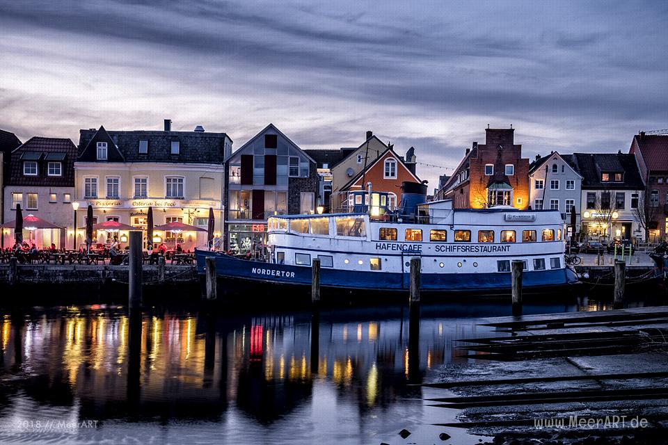 Blaue Stunde am Binnenhafen von Husum // Foto: MeerART / Ralph Kerpa